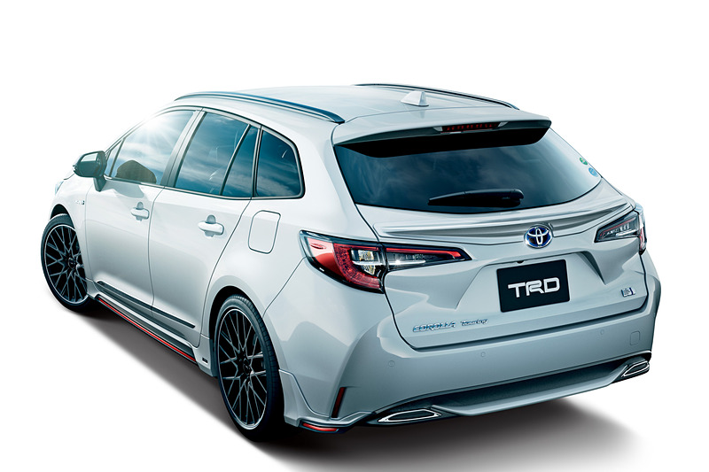 カローラ ツーリング TRD。ボディ同色のエアロパーツにブラックアウトされた素材とレッドのラインを配したフロントスポイラー、サイドスカート、リアサイドスポイラーを装着
