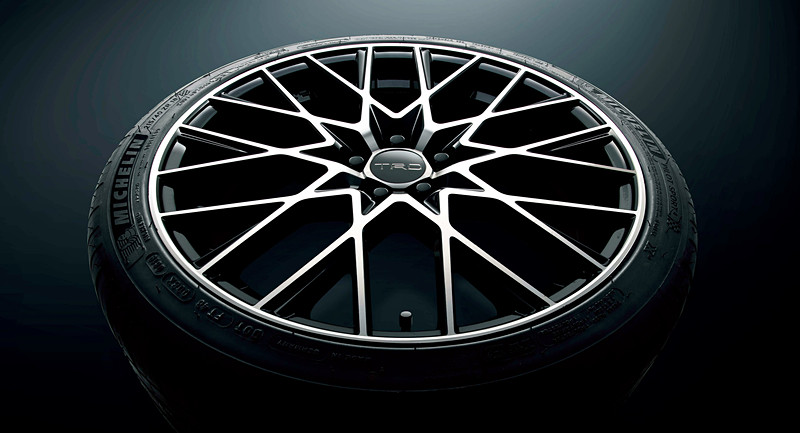 18インチアルミホイール「TRD TF9」＆タイヤセット：33万4000円（税別）/台