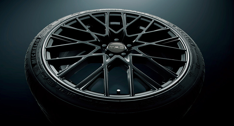 18インチアルミホイール「TRD TF9」＆タイヤセット：33万4000円（税別）/台