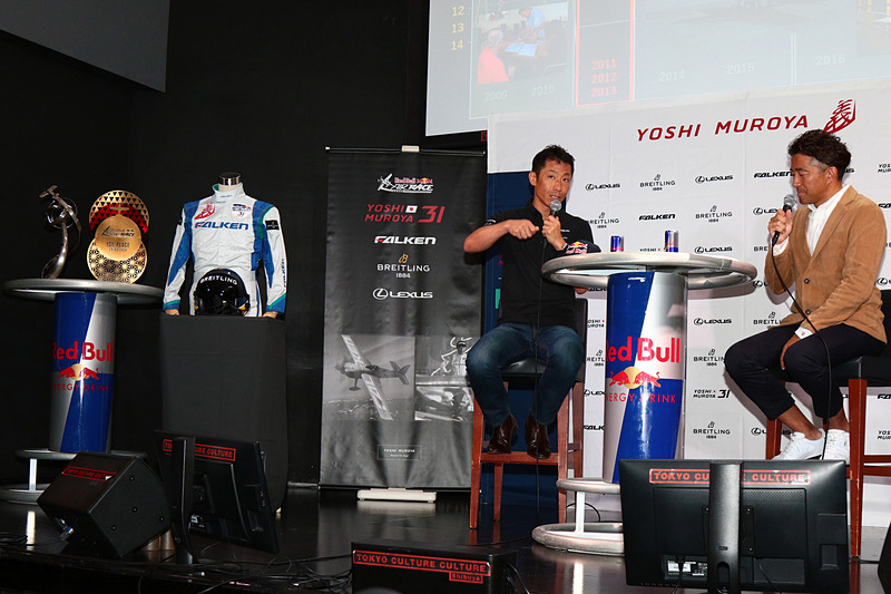 ステージに左側にはチャンピオントロフィや千葉大会の優勝トロフィが飾られた