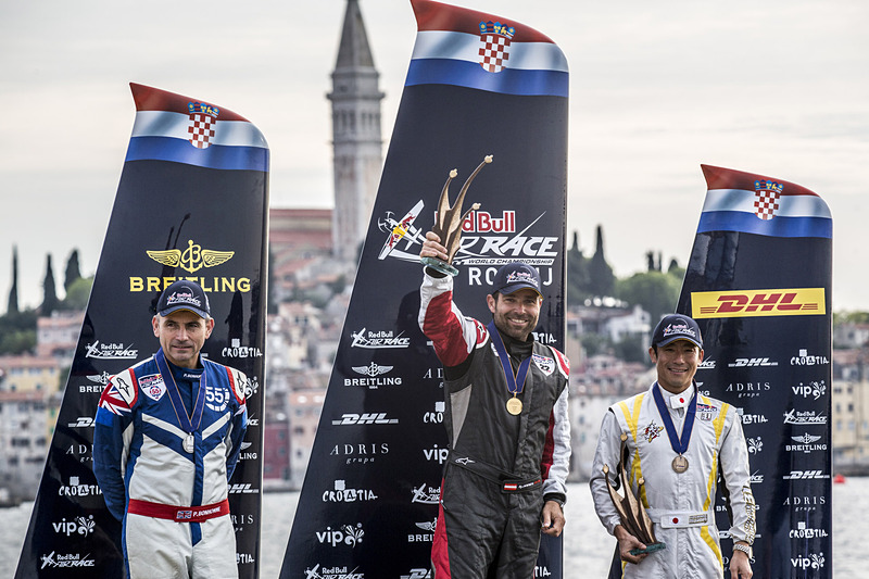 2014年第2戦、クロアチアで室屋選手（右）は初表彰台を獲得。1位はハンネス・アルヒ選手（中央）、2位はポール・ボノム選手（左） （c）Andreas Langreiter / Red Bull Content Pool