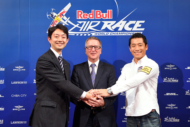 2014年11月、2015年から千葉でエアレースが開催されることが発表された。左から千葉市長の熊谷俊人氏、レッドブル・エアレース ゼネラル・マネージャーのエリック・ウルフ氏、室屋選手 （c）Naoyuki Shibata/Red Bull Content Pool