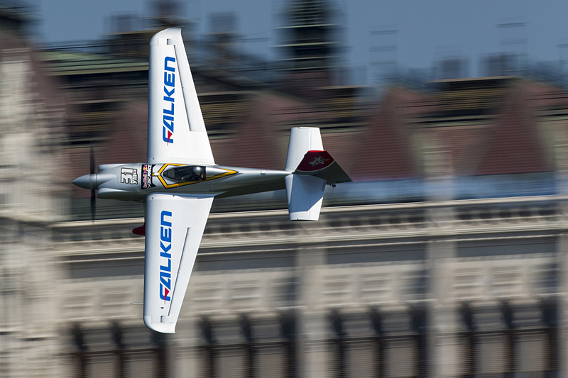 ハンガリー大会でフライトする室屋選手 （c）Samo Vidic/Red Bull Content Pool