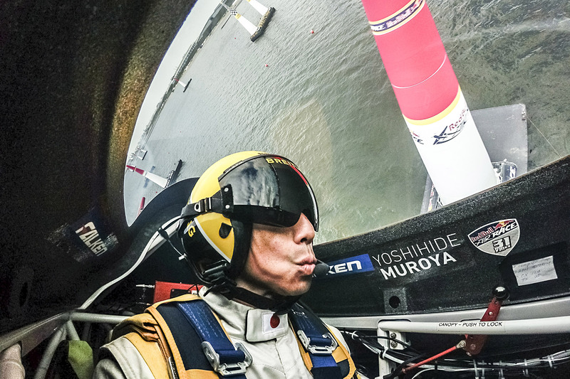 フライト中の室屋選手 （c）Predrag Vuckovic/Red Bull Content Pool