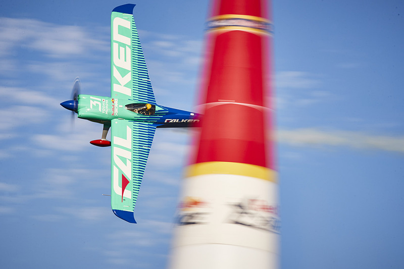 2017年の最終戦。チャンピオンを獲得した室屋選手のフライト （c）Andreas Langreiter / Red Bull Content Pool