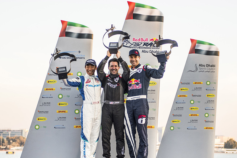 2018年開幕戦の表彰式。左から室屋選手、マイケル・グーリアン選手、マルティン・ソンカ選手 （c)Joerg Mitter / Red Bull Content Pool