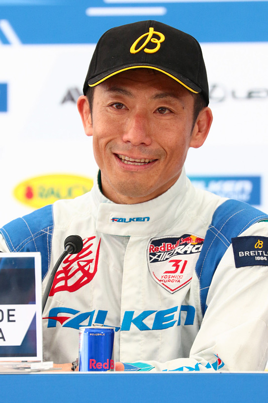 優勝インタビューを受ける室屋選手