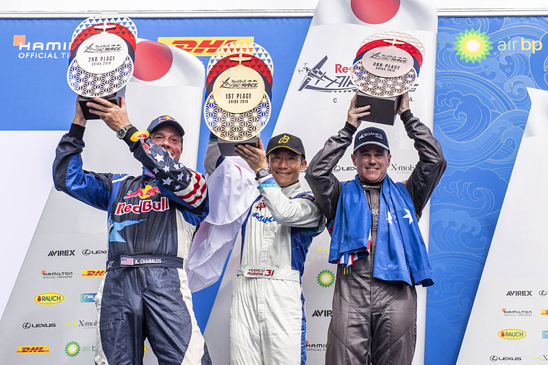 2019年、エアレース最終戦で優勝した室屋選手（中央） （c）Joerg Mitter / Red Bull Content Pool