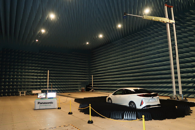 国内最大級という電波暗室は、クルマ1台を設置しても余裕のある広さ。クルマ2台での車車間通信などの性能評価も想定しているという