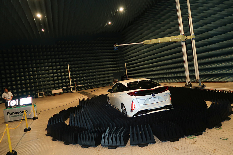 国内最大級という電波暗室は、クルマ1台を設置しても余裕のある広さ。クルマ2台での車車間通信などの性能評価も想定しているという