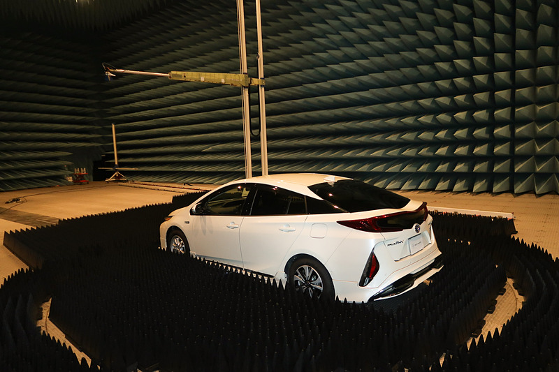 国内最大級という電波暗室は、クルマ1台を設置しても余裕のある広さ。クルマ2台での車車間通信などの性能評価も想定しているという