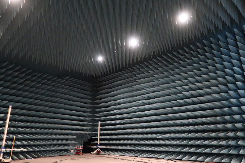 壁面と天井に四角錐状の電波吸収体を設置して反射波の影響を抑制。反射レベル-20dB以下の「クワイエット・ゾーン」を生み出している