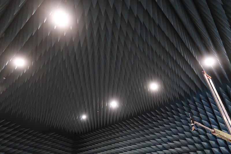 壁面と天井に四角錐状の電波吸収体を設置して反射波の影響を抑制。反射レベル-20dB以下の「クワイエット・ゾーン」を生み出している