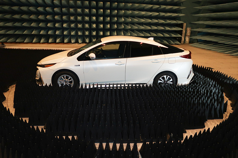 フロアにターンテーブルを設置。車両周辺のフロアにも四角錐状の電波吸収体が置かれている