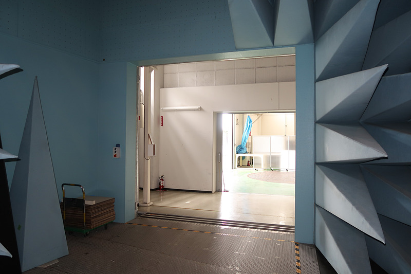 車両は3×3mの搬入口から運び込む。このスペースを通過できればどんな車両でも性能評価が可能