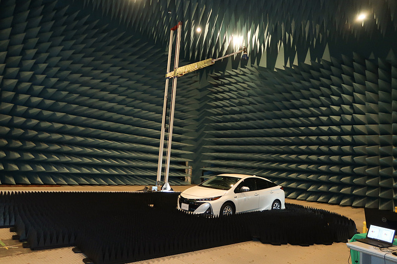 計測器を設置したタワーは上下に加えて水平方向に移動可能。対象となる車両を回転させることで、2分間に7万2000ポイントの半球面無線性能評価を実現。金属は反射の原因となるため、タワーやレールなどはできる限り樹脂製品で構成しているとのこと