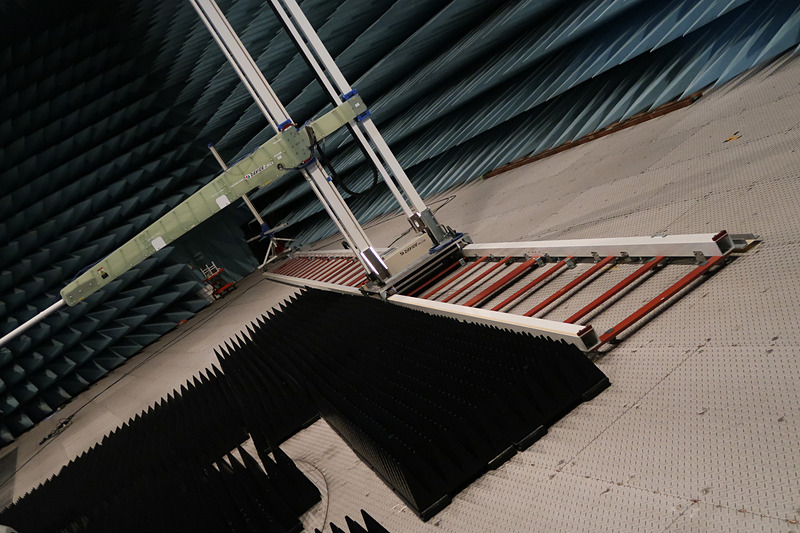 計測器を設置したタワーは上下に加えて水平方向に移動可能。対象となる車両を回転させることで、2分間に7万2000ポイントの半球面無線性能評価を実現。金属は反射の原因となるため、タワーやレールなどはできる限り樹脂製品で構成しているとのこと