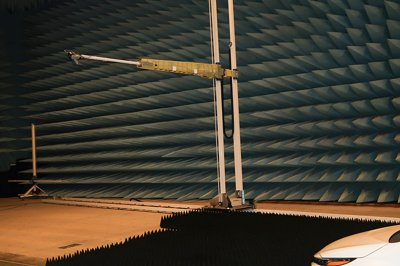 計測器を設置したタワーは上下に加えて水平方向に移動可能。対象となる車両を回転させることで、2分間に7万2000ポイントの半球面無線性能評価を実現。金属は反射の原因となるため、タワーやレールなどはできる限り樹脂製品で構成しているとのこと