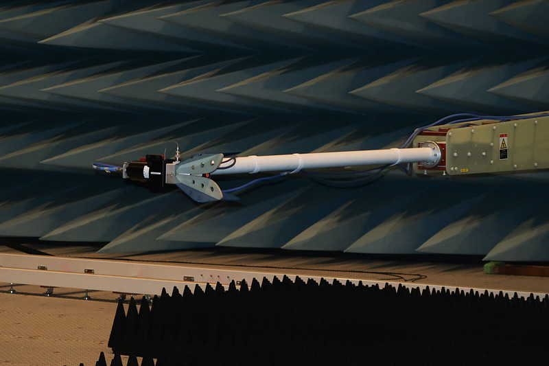 計測器を設置したタワーは上下に加えて水平方向に移動可能。対象となる車両を回転させることで、2分間に7万2000ポイントの半球面無線性能評価を実現。金属は反射の原因となるため、タワーやレールなどはできる限り樹脂製品で構成しているとのこと