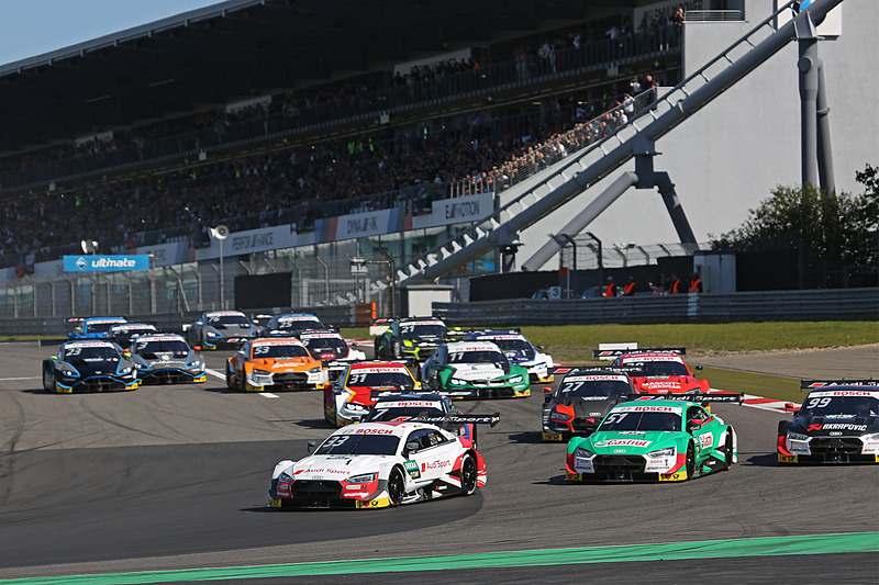 スタート、先頭はレネ・ラスト（No.33）