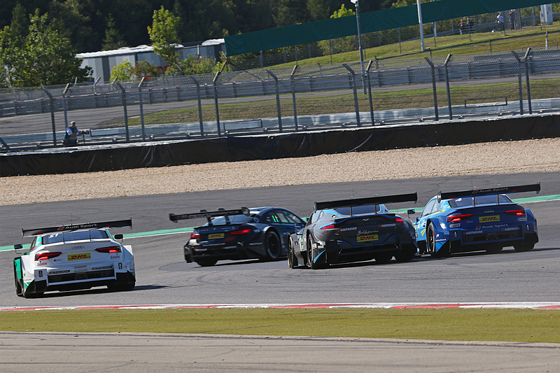 インから2台を抜くロビン・フラインス（No.4）