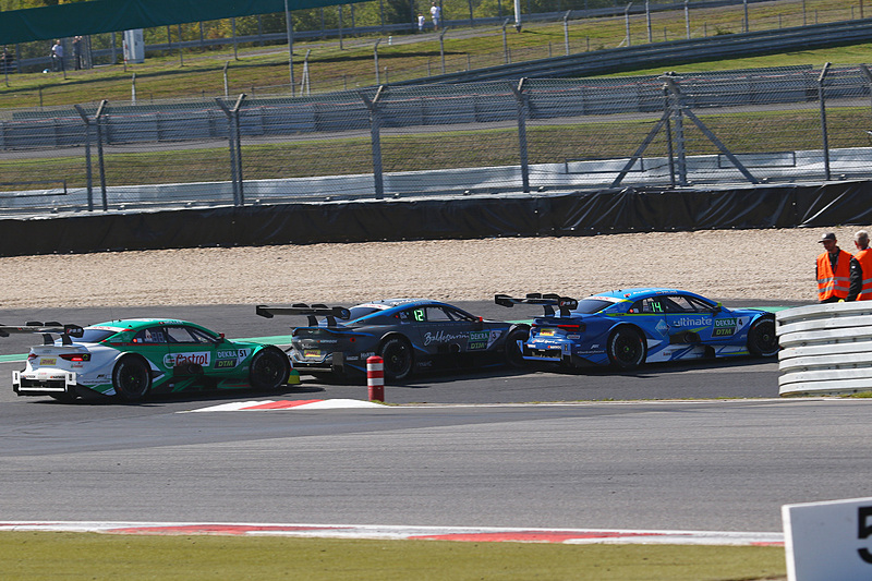 インから2台を抜くロビン・フラインス（No.4）