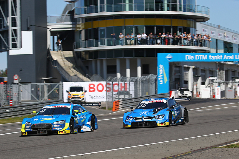 フィリップ・エング（No.25）の前に出るロビン・フラインス