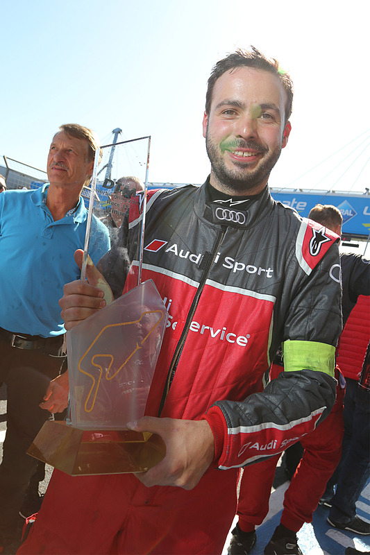 優勝したレネ・ラストと優勝トロフィー