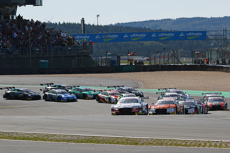 スタートでジェイミー・グリーン（No.53）の前に出るレネ・ラスト（No.33）