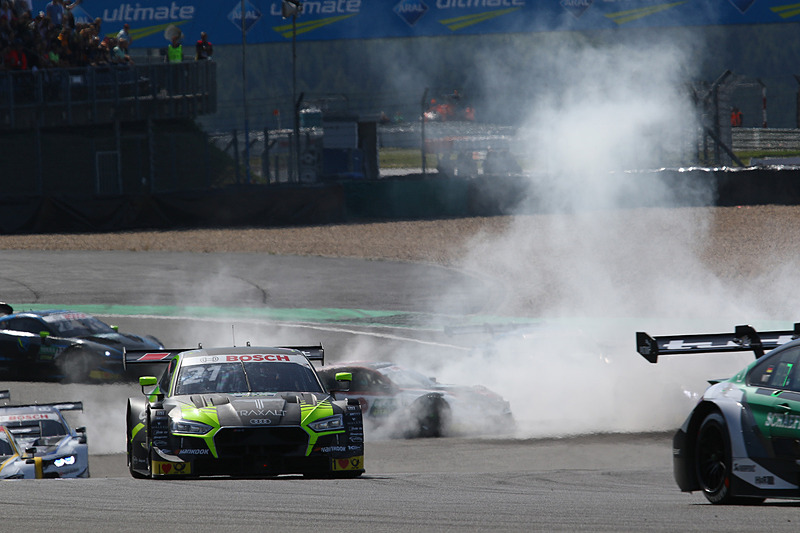 2周目の1コーナー立ち上がりでスピンするティモ・グロック（No.16）