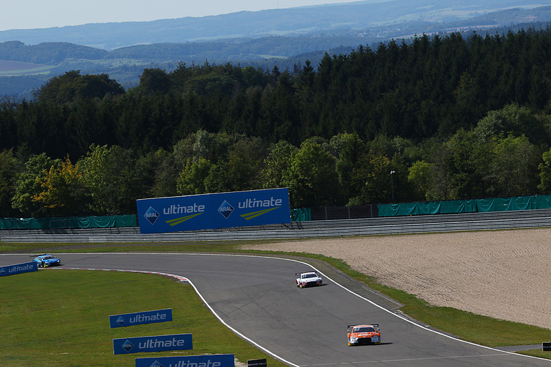 トップを走行するジェイミー・グリーン、2位のレネ・ラスト、3位のロビン・フラインス