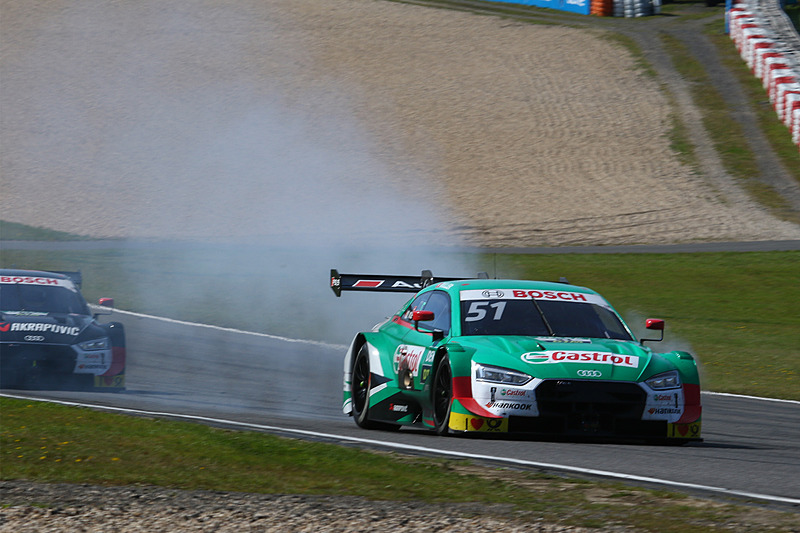 ブレーキロックで白煙をあげるニコ・ミューラー