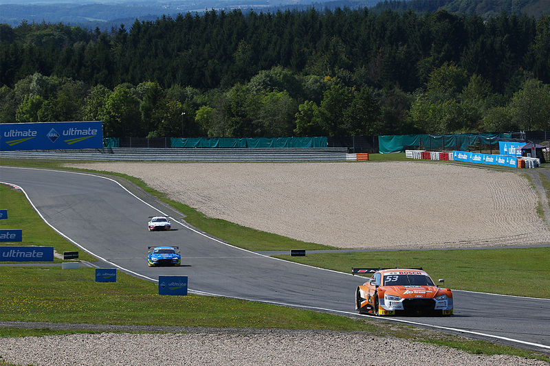 トップを走行するジェイミー・グリーン、2位のロビン・フラインス、3位のレネ・ラスト