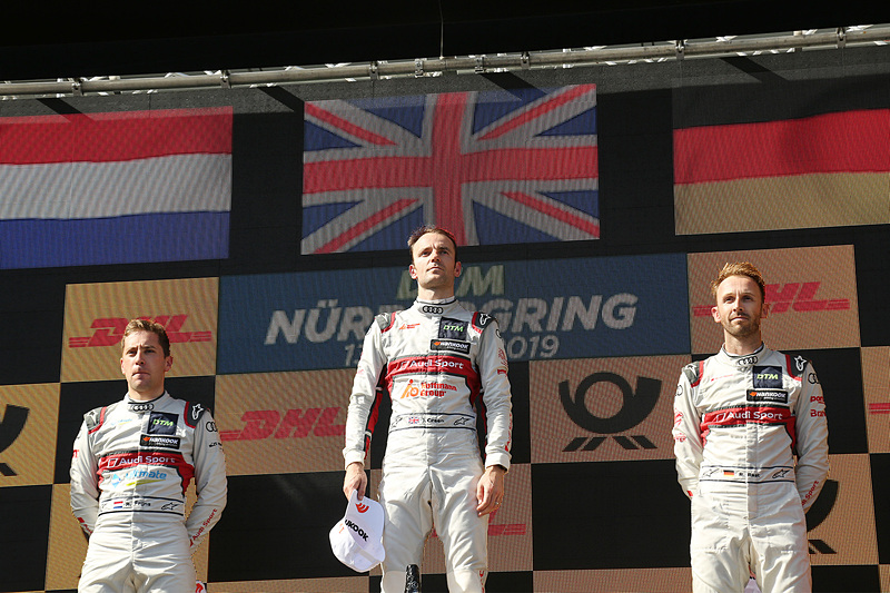 レース2で優勝したジェイミー・グリーン（中央）、2位のロビン・フラインス（左）、3位のレネ・ラスト