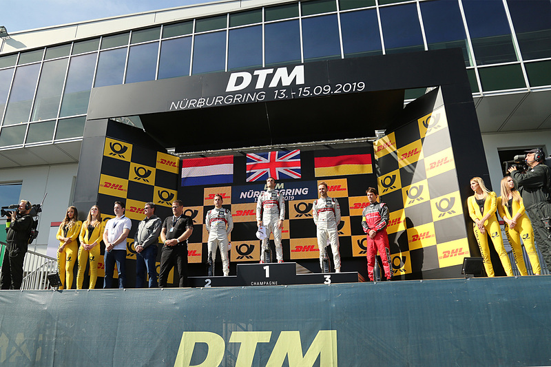 レース2で優勝したジェイミー・グリーン（中央）、2位のロビン・フラインス（左）、3位のレネ・ラスト