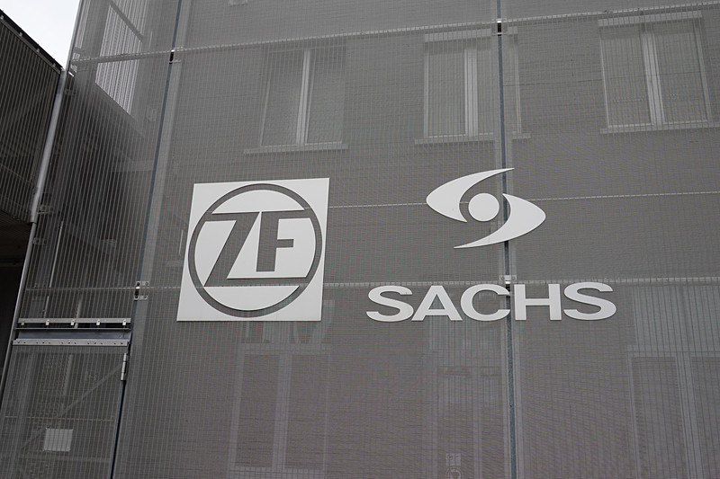 ZFとSachsの両方のロゴが飾られているSachs Museumの外壁