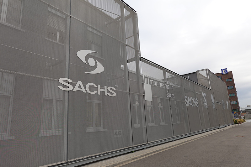 創業時からZF Sachsになるまでのロゴがミュージアムの外壁に描かれている