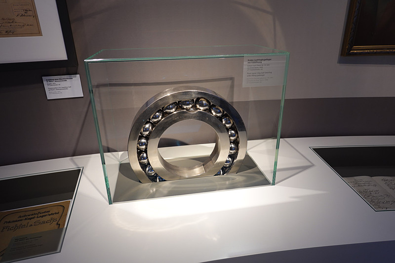 1903年に製造された最初のレーサーリングボールベアリング