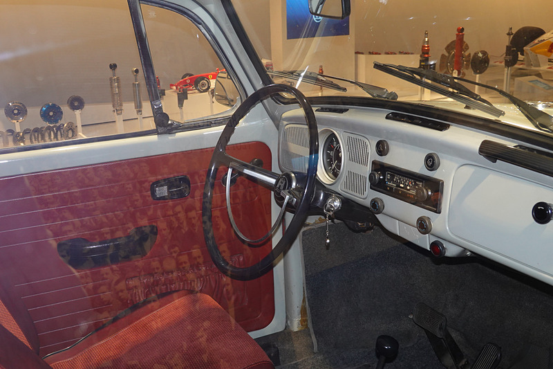 展示されているフォルクスワーゲン「ビートル」は、Saxomat方式のセミオートマチッククラッチが採用されている