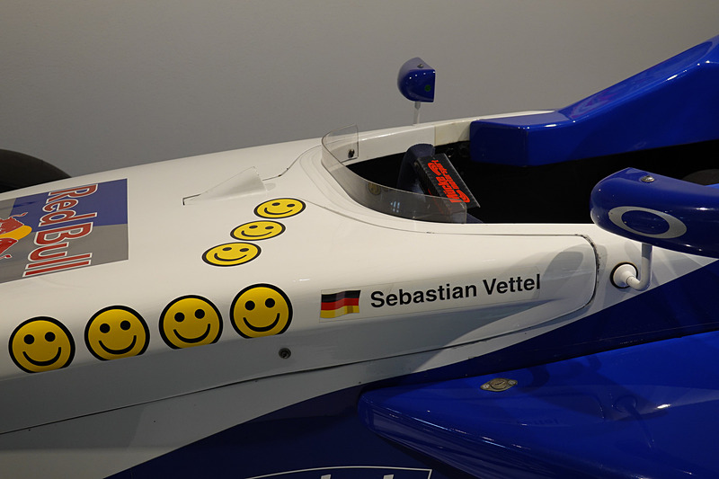 コクピットの前に3個のスマイルマーク。貼る場所がなくなって横に貼るようになったということだろう