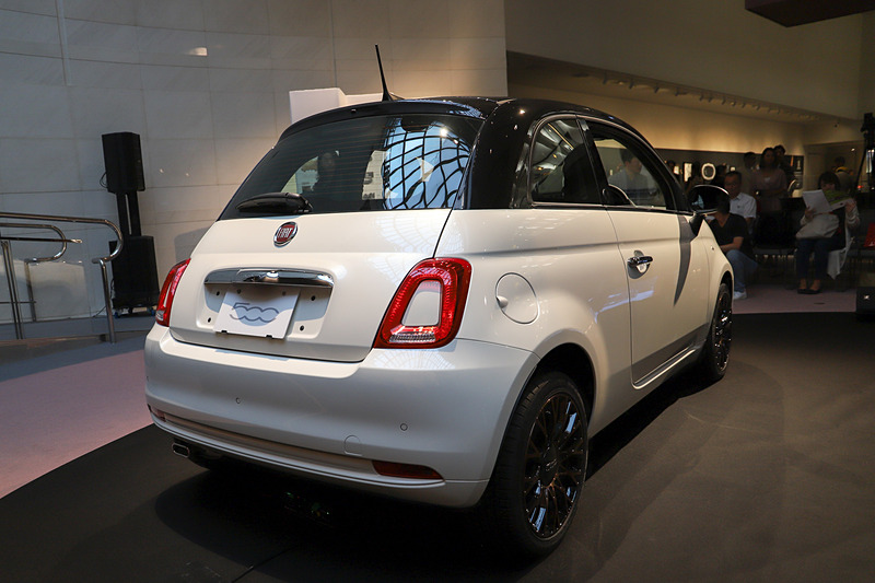 車名にもなっているタキシードにインスピレーションを受け、ボディカラーには「アイスホワイト」を採用し、ルーフとピラー、ドアミラーをブラック仕上げにする2トーンでフォーマルな雰囲気を演出