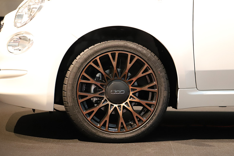 ブロンズのクロスメッシュデザインを採用した専用16インチアルミホイールを装着