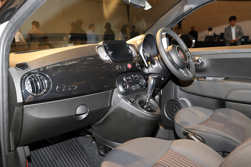 ブラックを基調にしてシックにまとめられた500 120th Tuxedoのインテリア。縦のストライプがあしらわれる専用ファブリックシートを装備する