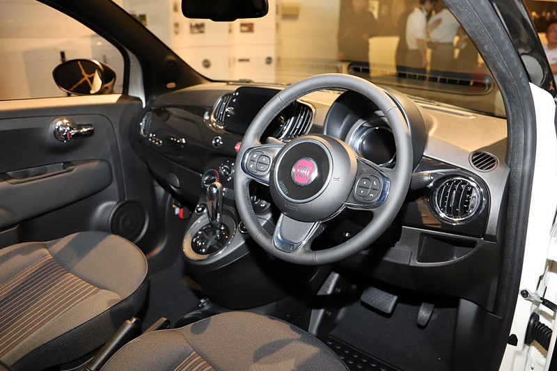 ブラックを基調にしてシックにまとめられた500 120th Tuxedoのインテリア。縦のストライプがあしらわれる専用ファブリックシートを装備する