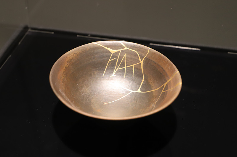 割れや欠けなどで破損した器を漆で接着して修復し、つないだ部分を金で装飾する日本の伝統的な修復方法となる「金継ぎ」が施された器を展示。「FIAT」の文字が描かれているものもあった