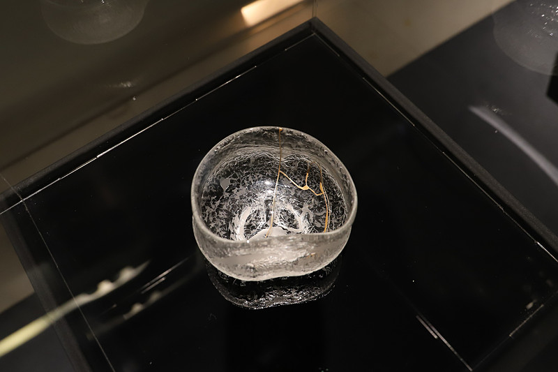 割れや欠けなどで破損した器を漆で接着して修復し、つないだ部分を金で装飾する日本の伝統的な修復方法となる「金継ぎ」が施された器を展示。「FIAT」の文字が描かれているものもあった