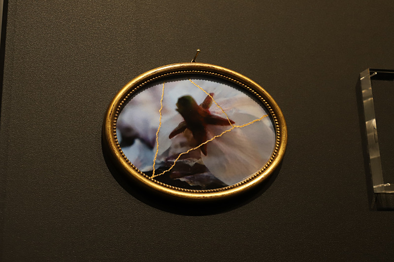 金継ぎからインスピレーションを得て、写真を金の絵の具でつないだアートも展示