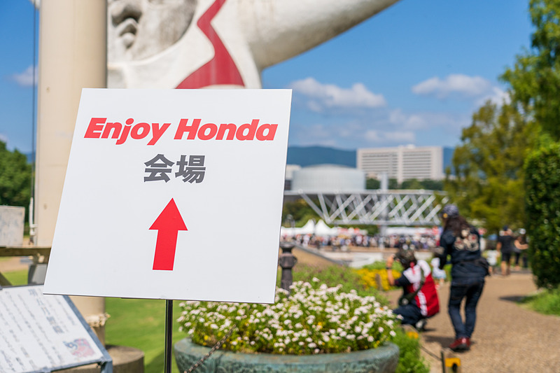 大きな駐車場がある万博記念公園会場ですが大阪モノレールでアクセスする人もたくさんいました