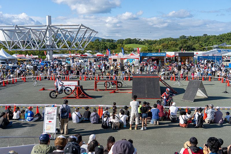 大きな歓声が上がったトライアルバイクショー。この日のライダーは小林直樹選手、本多元治選手、砂田真彦選手