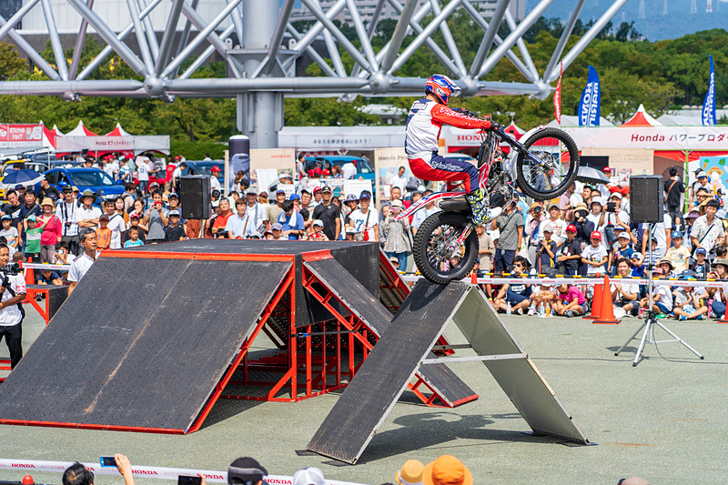 シャッターチャンスを狙ってカメラを構える人もたくさん